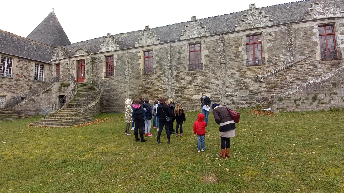 La visite commence dans la cour, avec un premier jeu sur l'architecture de l'édifice. 